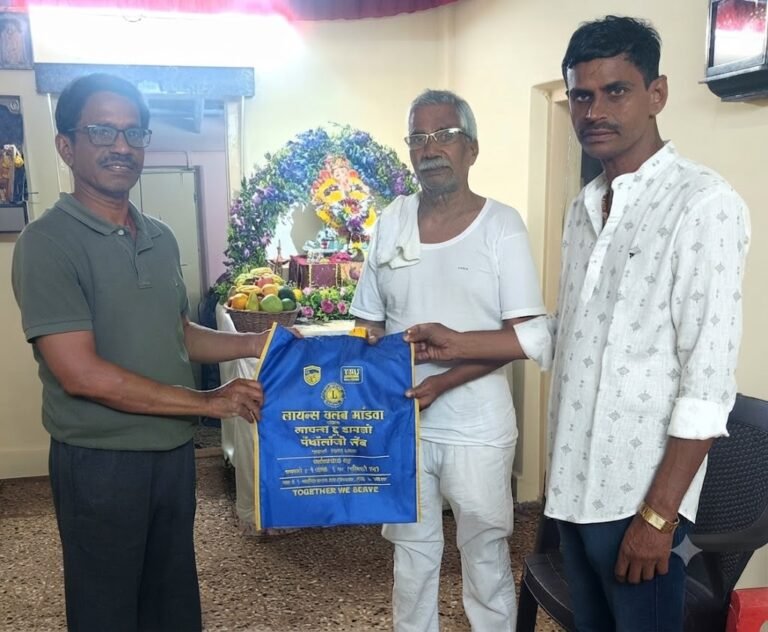 गणेशोत्सवात पर्यावरण रक्षणाचा वसा : लायन्स क्लब मांडवातर्फे निर्माल्य संकलनासाठी कापडी पिशव्यांचे वाटप