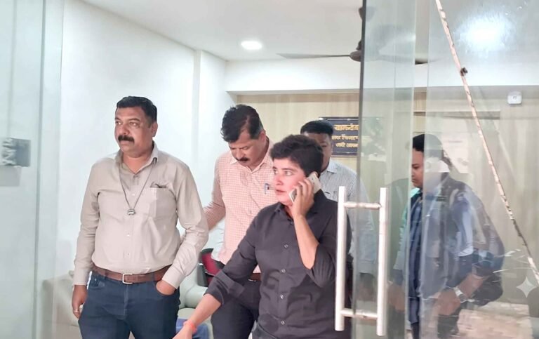 रायगड जिल्हा परिषदेत अध्यक्षांच्या स्वीय सहाय्यकाला दीड लाखांची लाच घेताना अटक